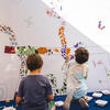 Evento mónimo: Evento dedicado a la familia donde los niños son invitados a participar en la construcción de una historia mural 